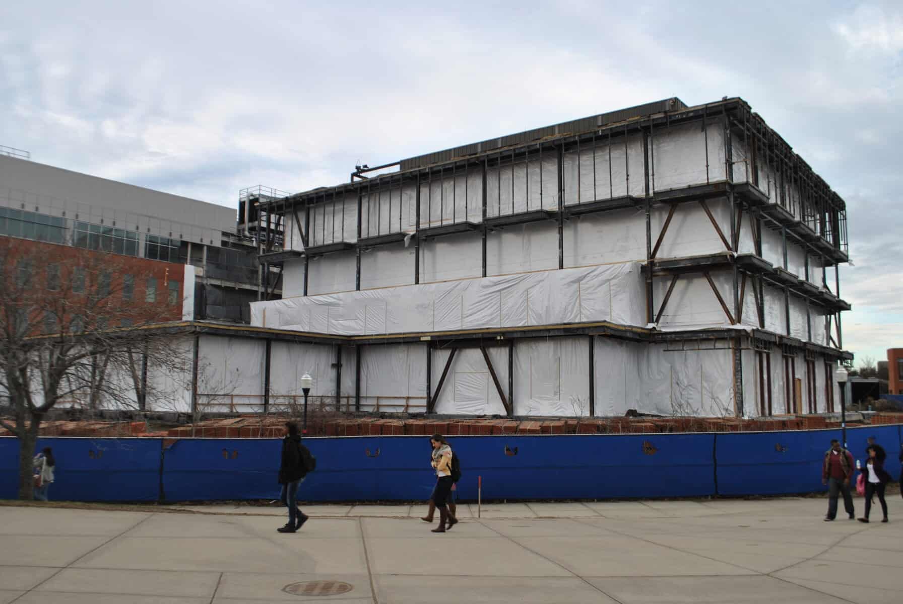Elizabeth Dishian | Editor in Chief Students walk past the library with construction still going on throughout the semester.