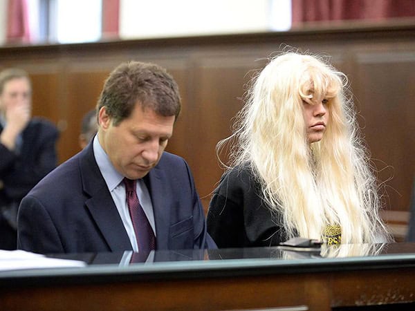 Amanda Bynes in court sporting a bleach blonde wig.