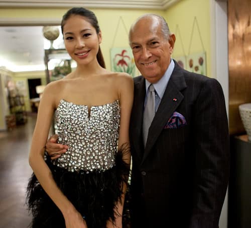 Oscar De La Renta posed with Luo Zi Lin (Roseline Luo) Miss Universe China at a fashion show in 2012.