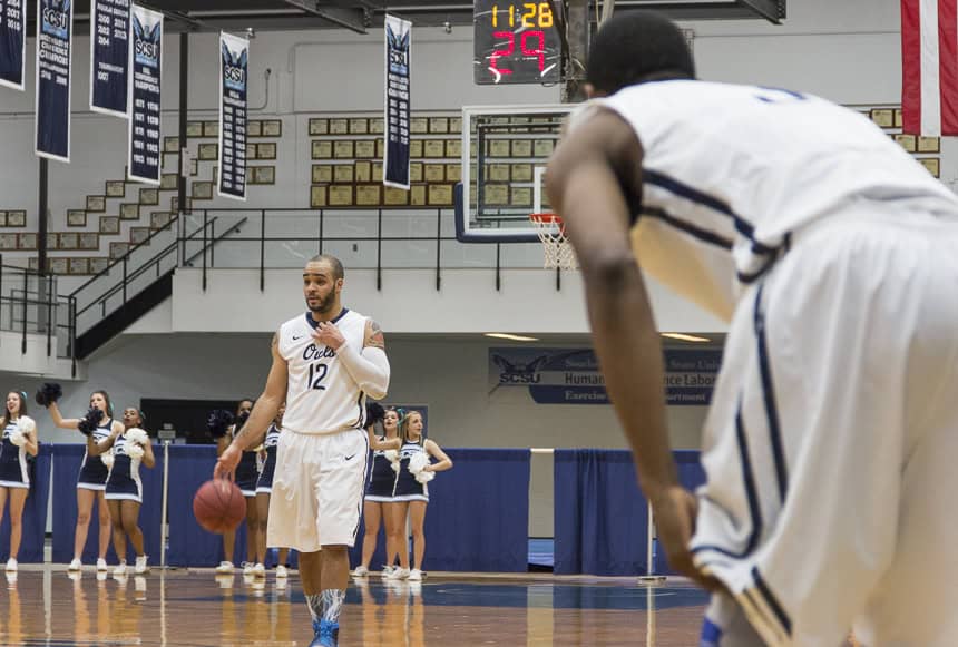 Tylon Smith dribbles the ball.
